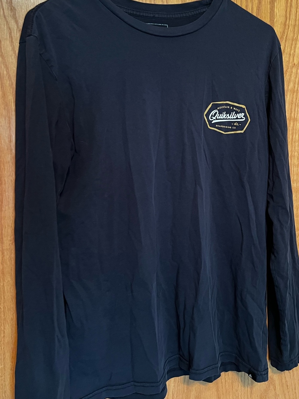 Quiksilver Men’s Long Sleeve Crew Tee in Navy with Gold Logo